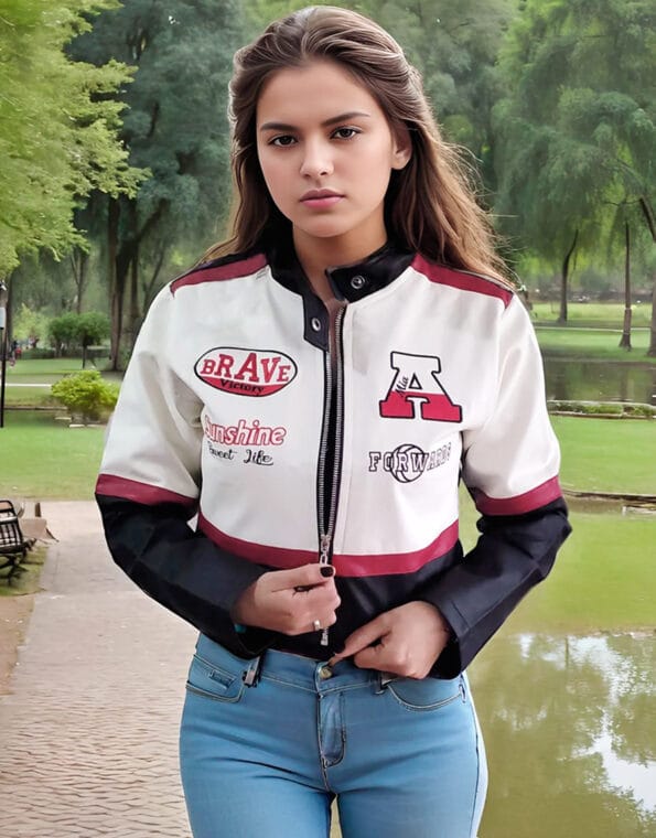 Chaqueta elaborada en cuerina, bordada, forrada por dentro con piel de conejo (material caliente); las mangas no vienen forradas